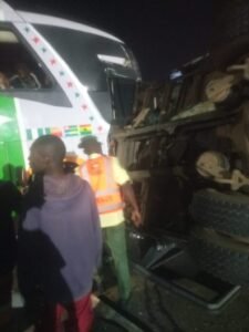 Read more about the article Driver dies, 18 others injured as Luxury bus rammed into a truck on Lagos-Ibadan Expressway.